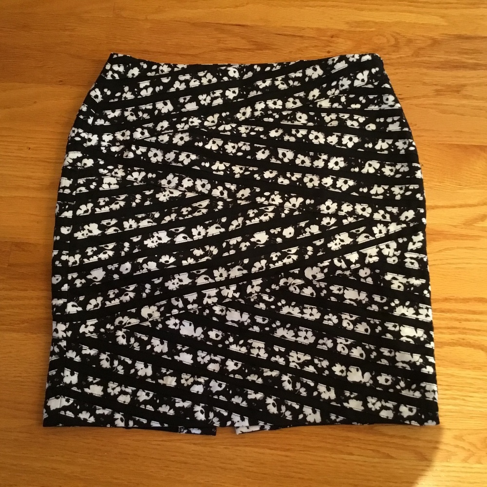 NEW WHITE HOUSE BLACK MARKET SKIRT